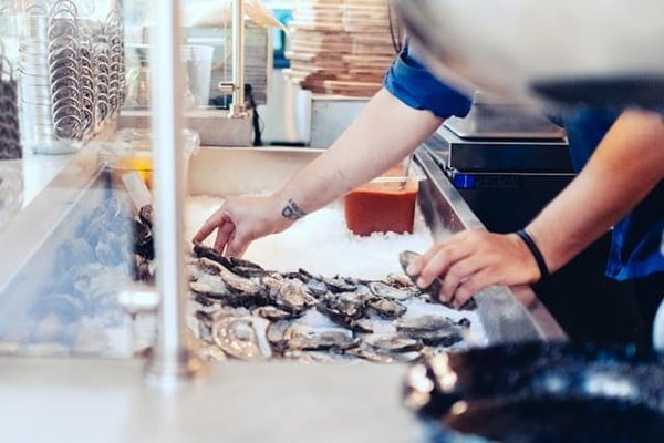 Plongez dans l'univers marin : Découverte du bar à huîtres incontournable de Port-Vendres
